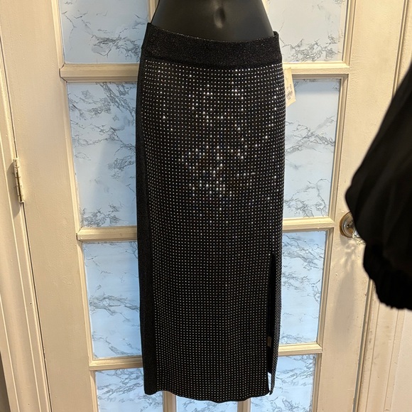 Ontwelfth Dresses & Skirts - Ontwelfth Size Small 89% Viscosa 11% Nailon Skirt Colored Black And Silver NWTS